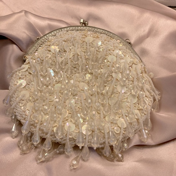 Beaded Metal Frame Purse in White with Chain Strap - Vintage - Picture 3 of 8